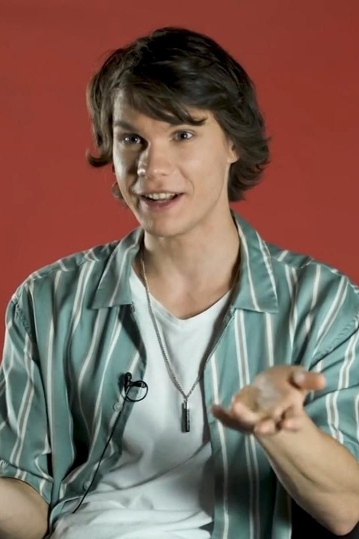 Ágoston Kenéz backdrop