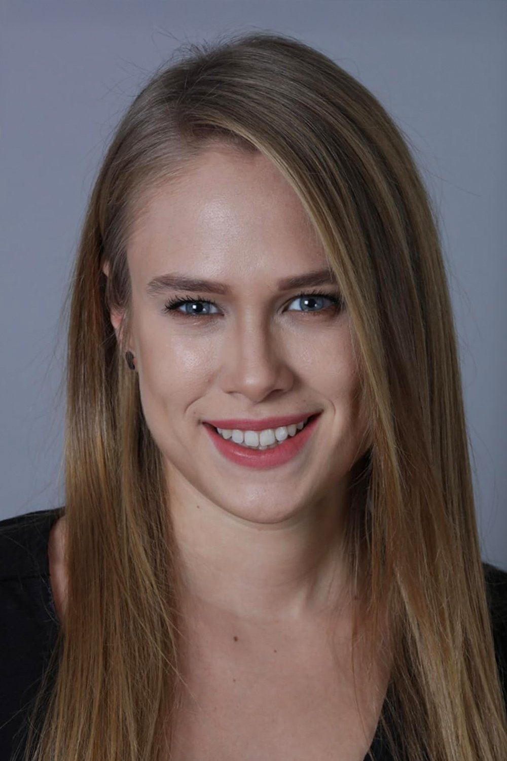 Begüm Öner backdrop