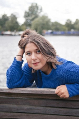 Mariia Ponomarova backdrop