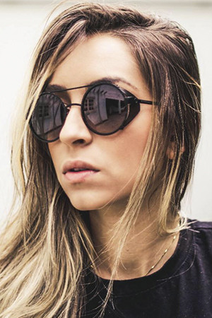 Gabrielly Bertolino backdrop