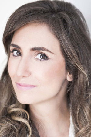 Isabela Bittar backdrop