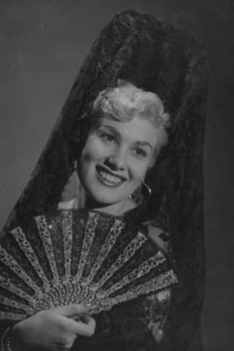 Inés Fernández backdrop