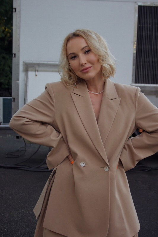 Kseniya Bugrimova backdrop