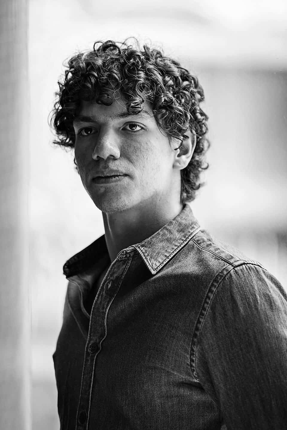 Isaac Hernández backdrop