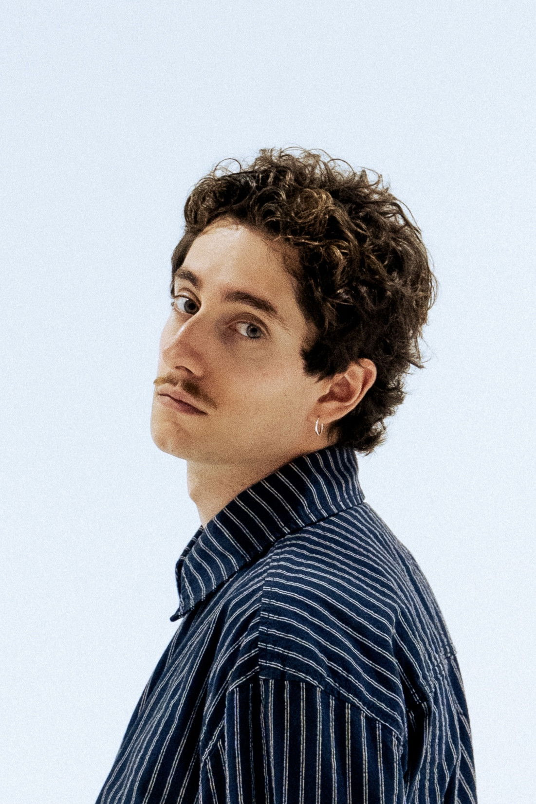 Claro García backdrop