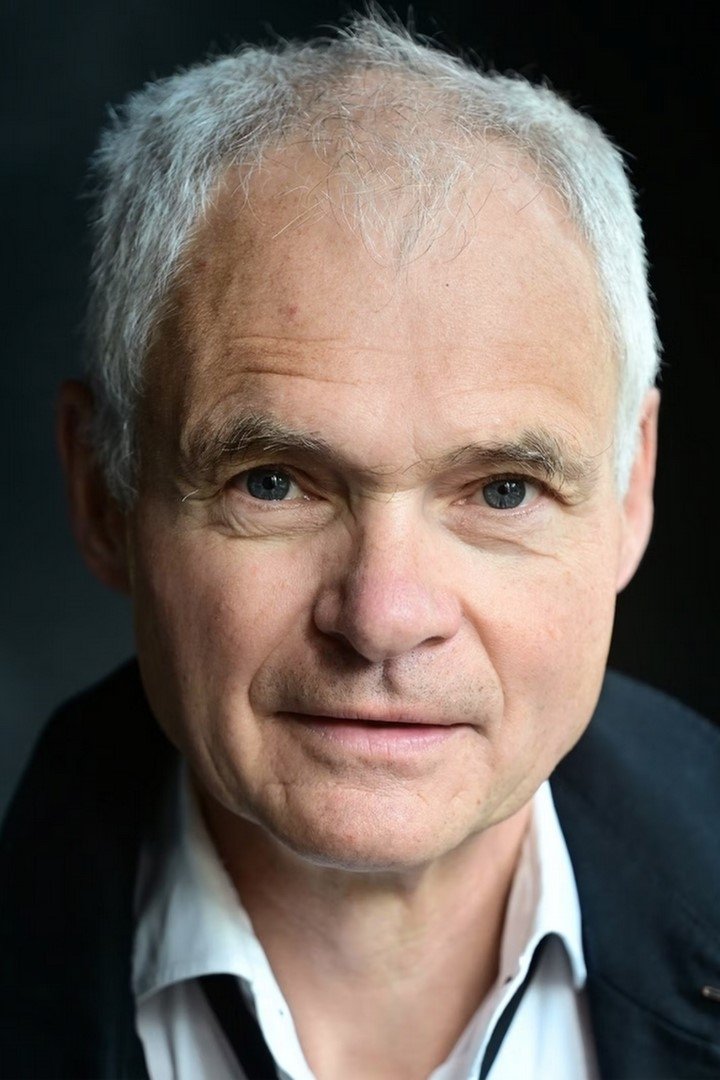 Neven Nöthig backdrop