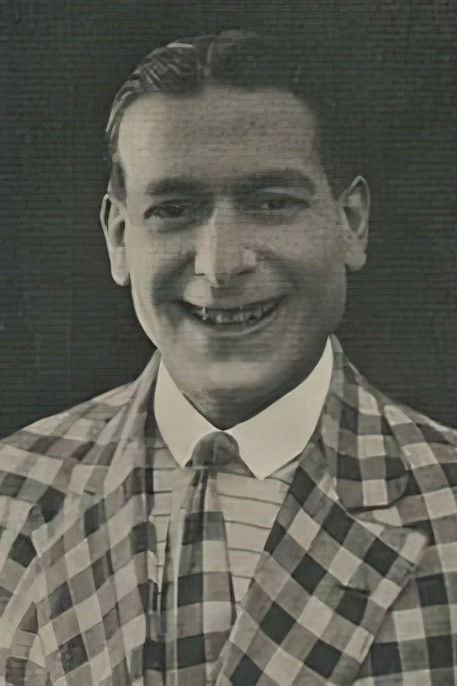 Édouard Pinto backdrop