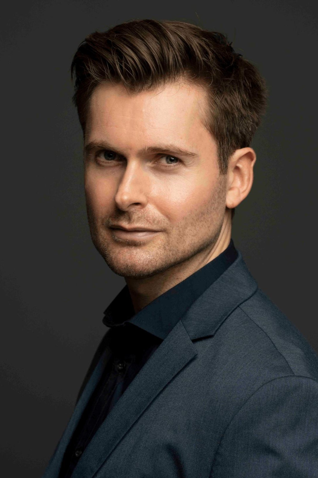 Lukas Miklik-Stolar backdrop