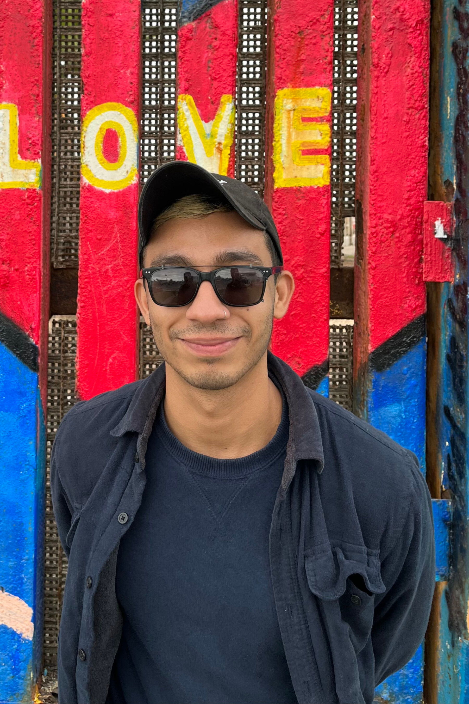 Axel González backdrop