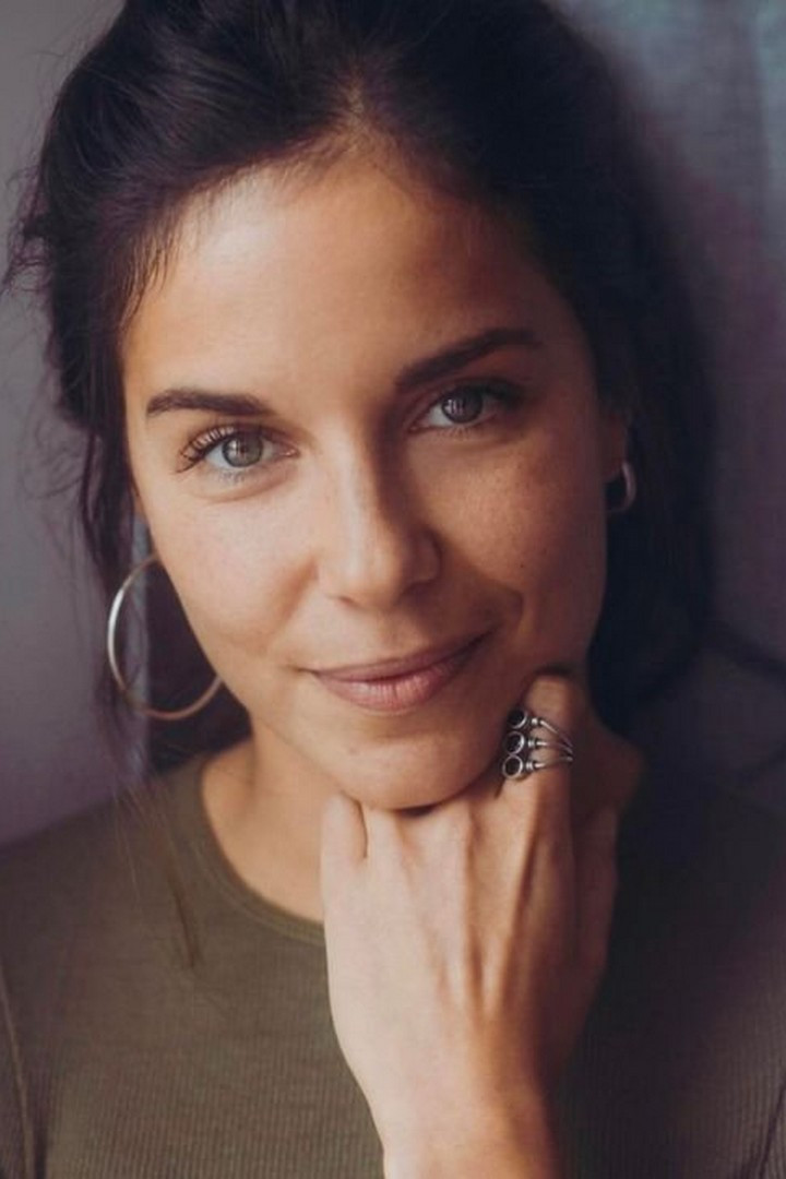 Raphaële Volkoff backdrop