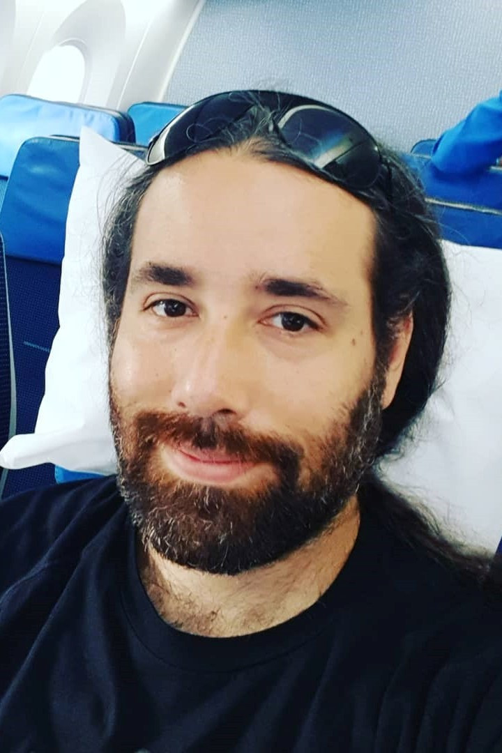 Julián Barrett backdrop