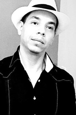 Renán Fernandez backdrop