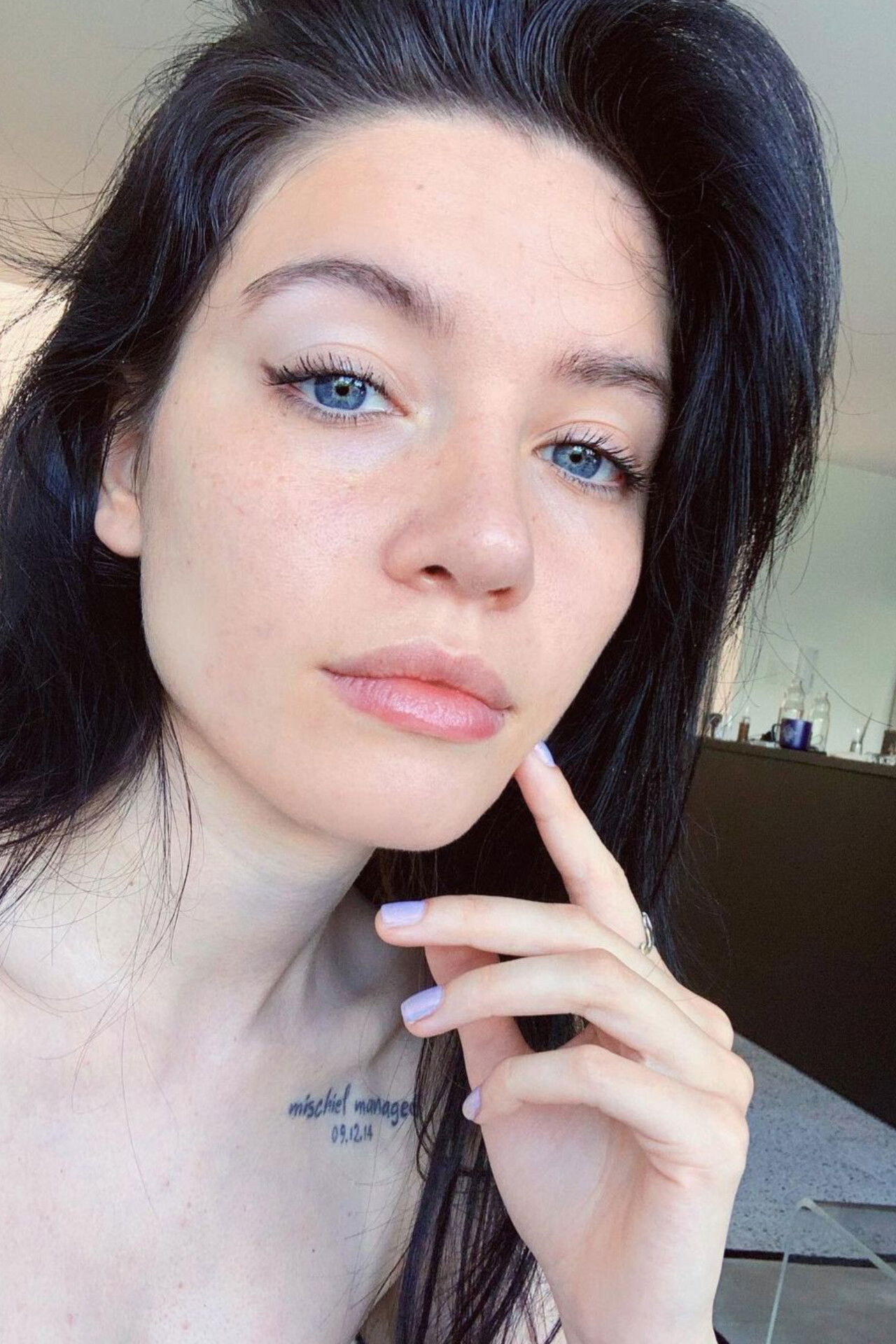 Mica Suárez backdrop