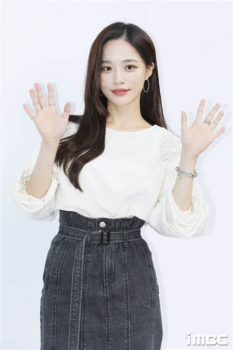 Bae Yoon-kwon backdrop