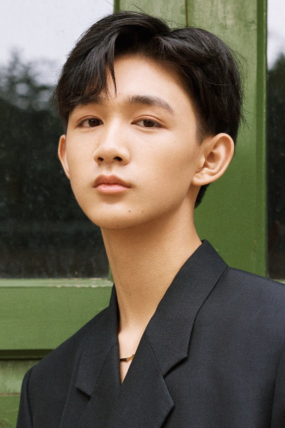 Rong Zishan backdrop