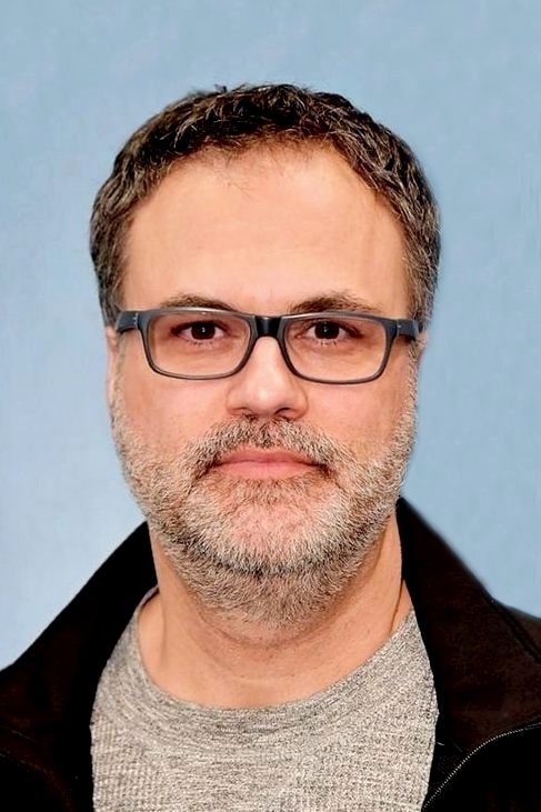 Eduardo Sánchez backdrop