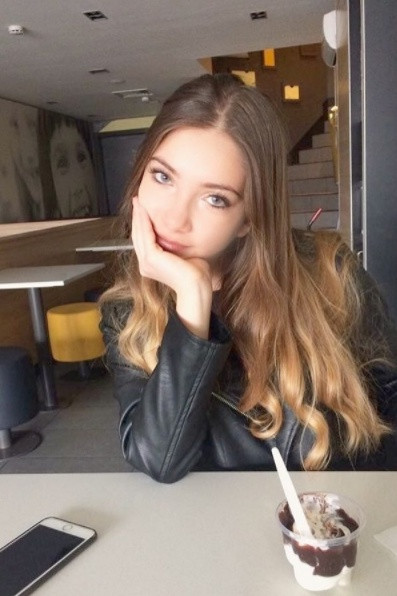 Ecem Arıkan backdrop