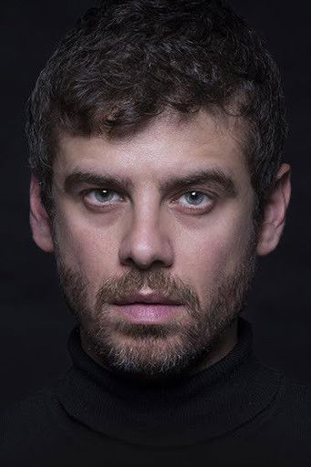 Raúl Amores backdrop