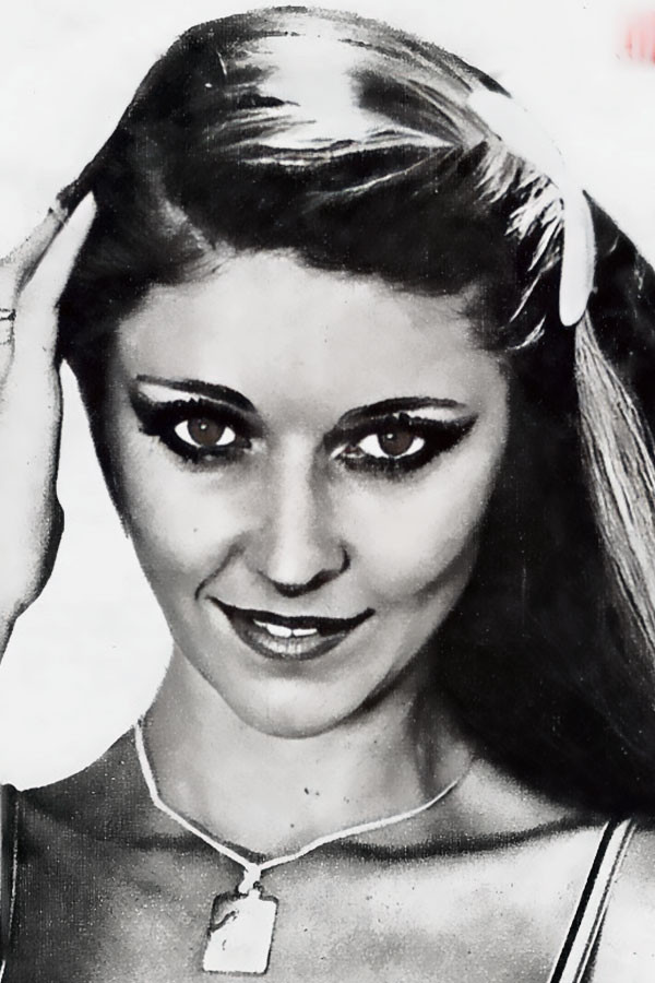 María Rosa Loiácono backdrop