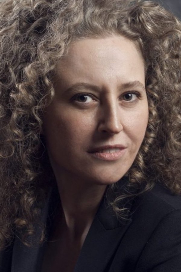 Zeynep Dinsel backdrop