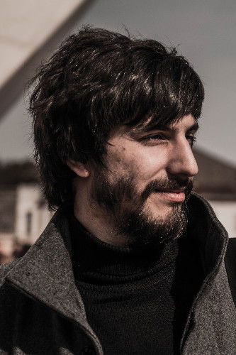 Tiago Iúri backdrop