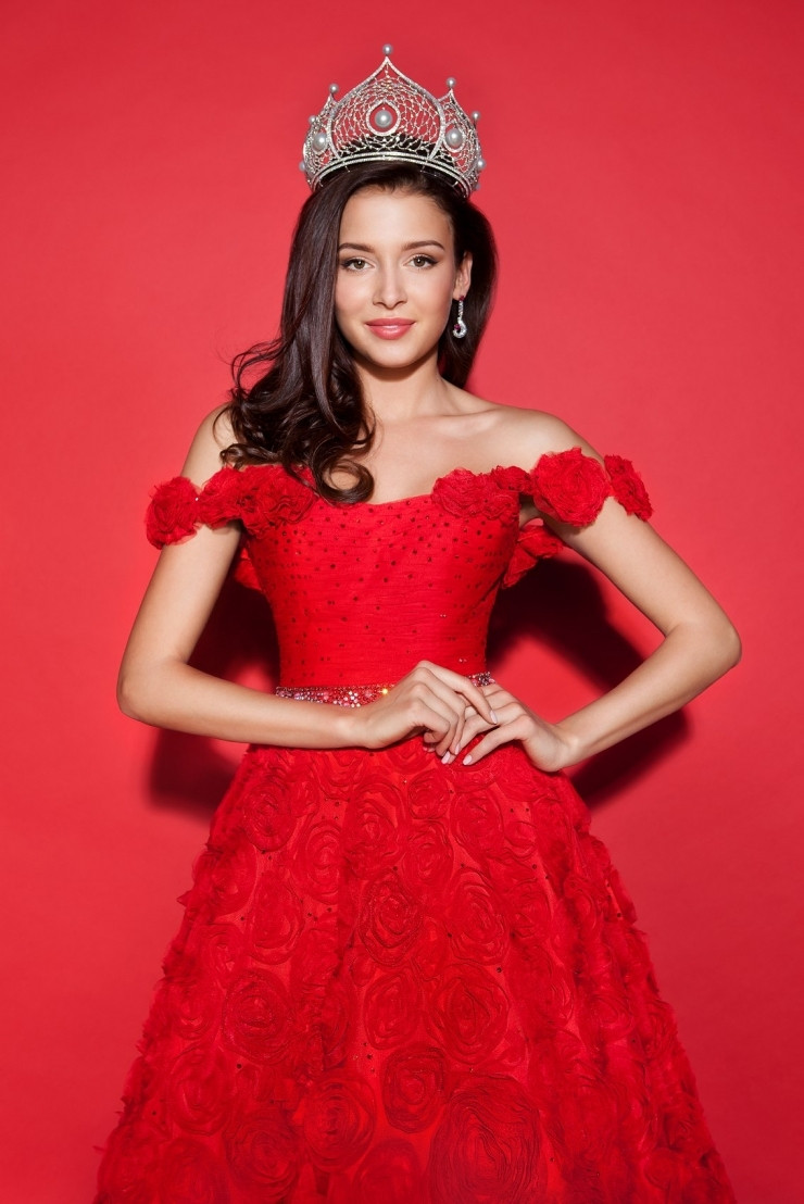 Sofia Nikitchuk backdrop