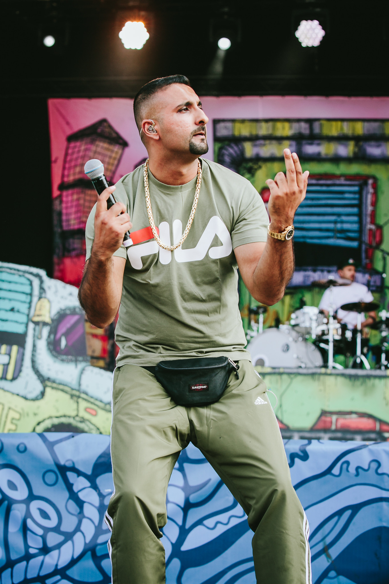 Ssiawosch Sadat backdrop