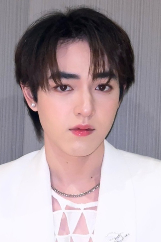 Kad Ploysupa backdrop