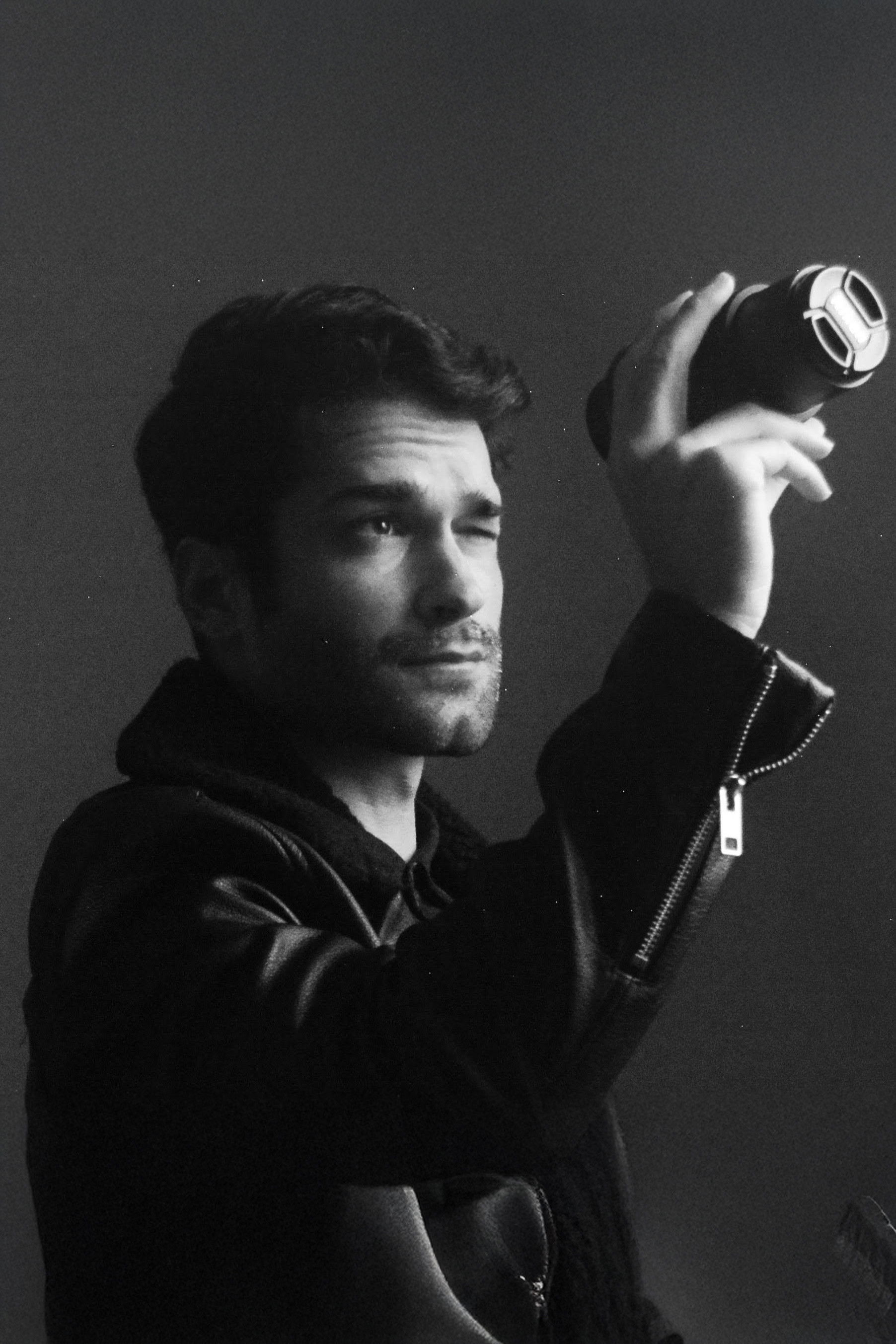 Adrián León backdrop