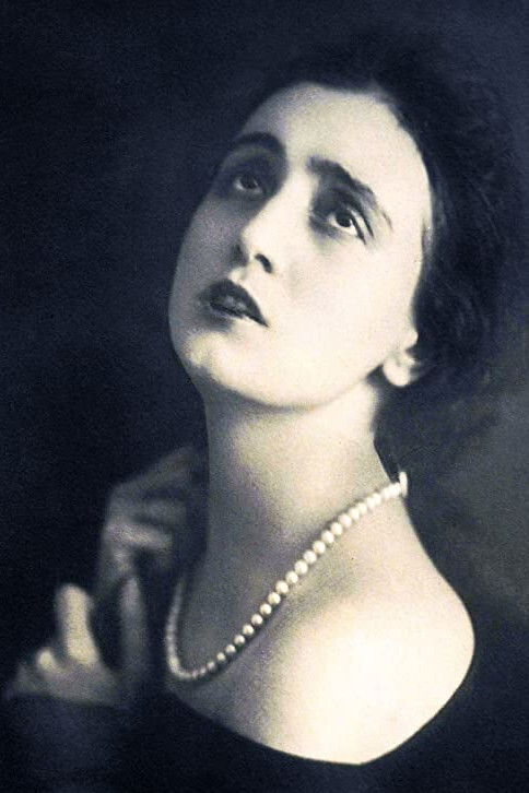 Anna Fougez backdrop