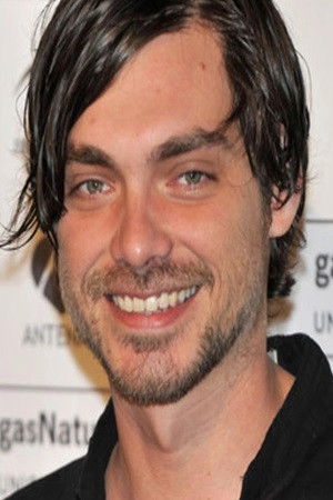 Daniel González backdrop