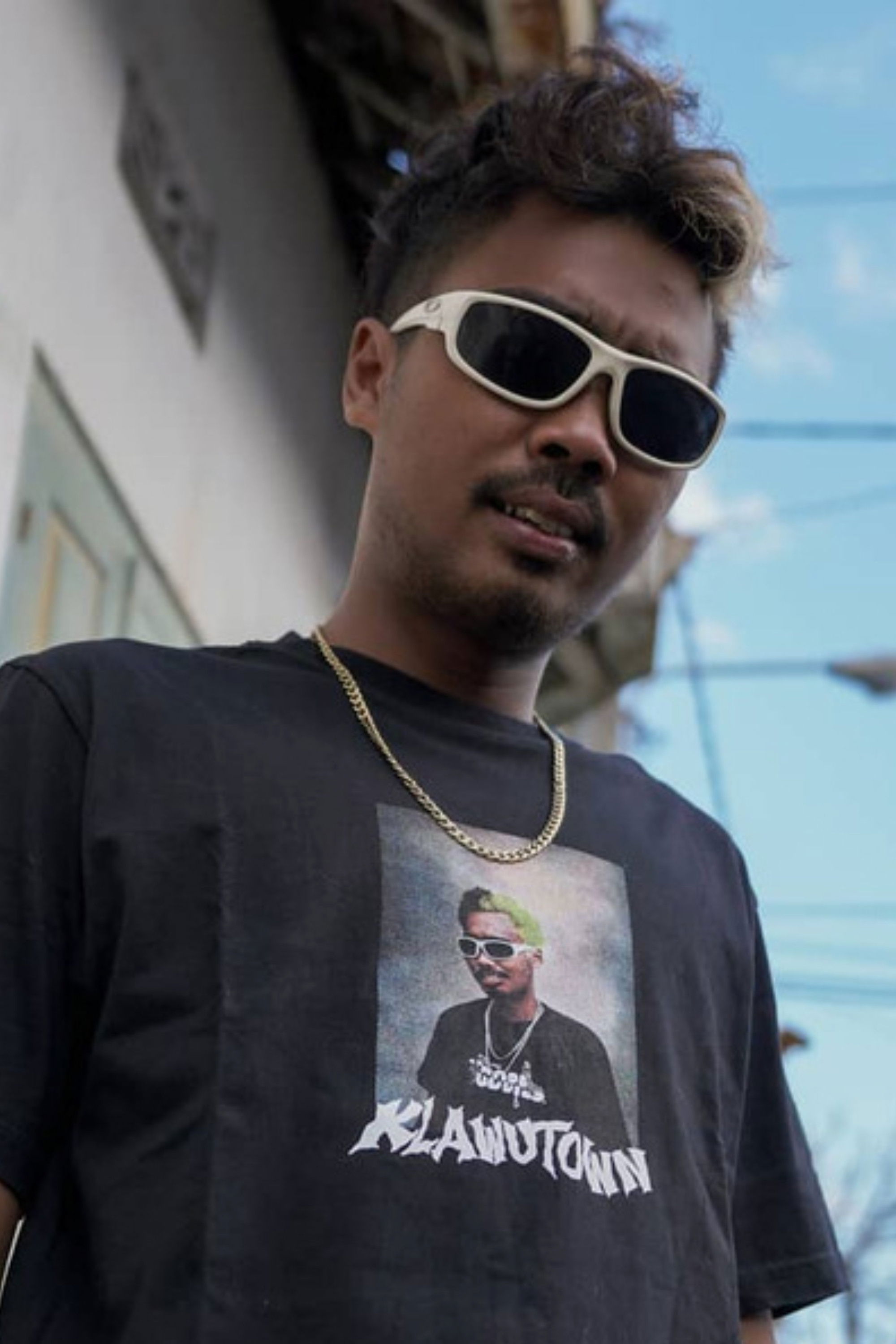 Yusac Dika Klawu backdrop