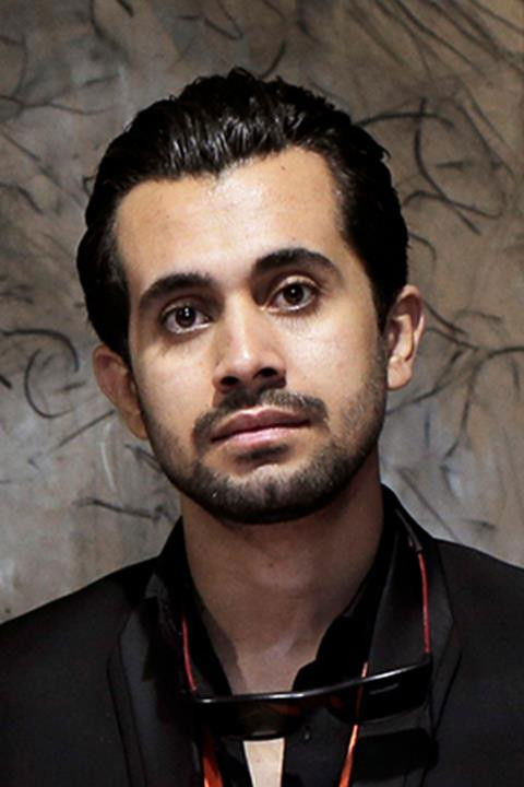 Ako Zandkarimi backdrop