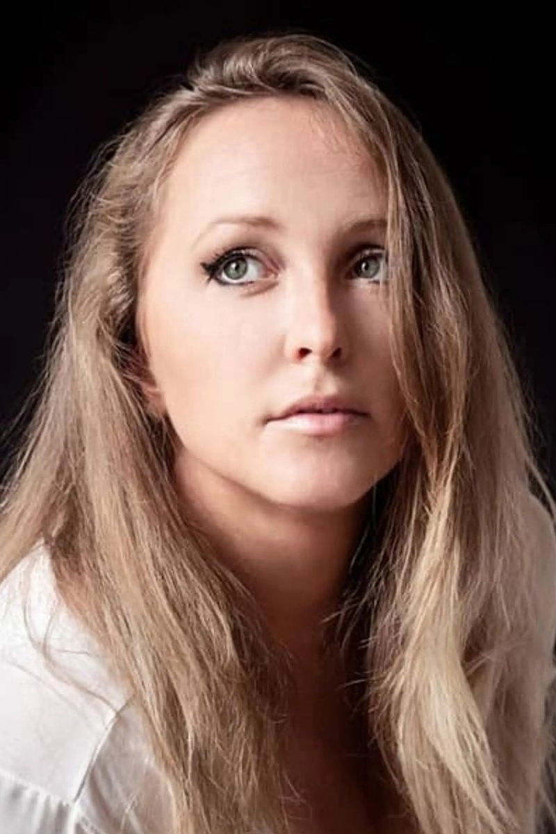 Louise Hylland backdrop