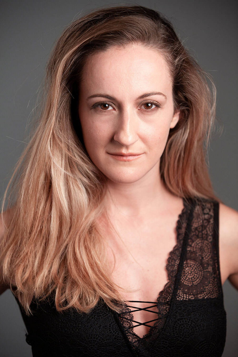 Elena González-Vallinas backdrop