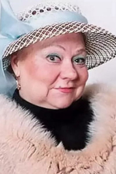 Anna Ovsyannikova backdrop