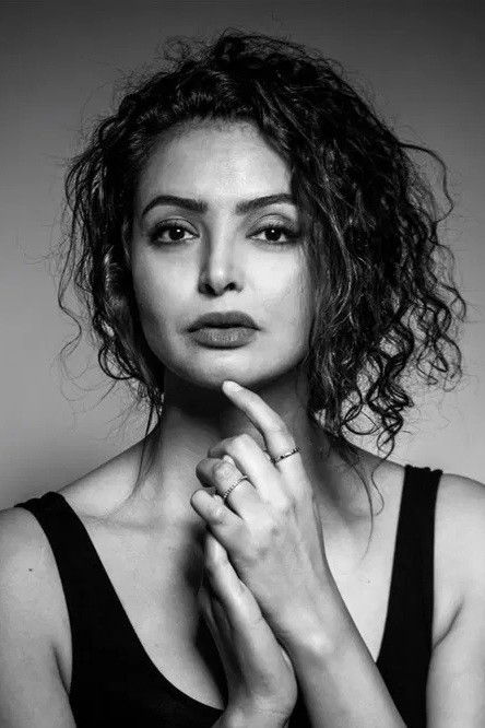 Amira Derouiche backdrop