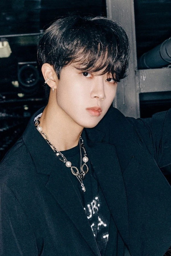 Kim Dong-hyun backdrop