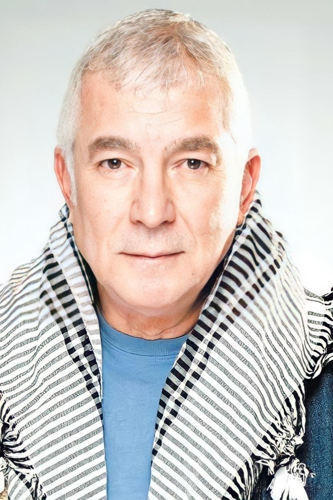 Mahmoud Qabil backdrop