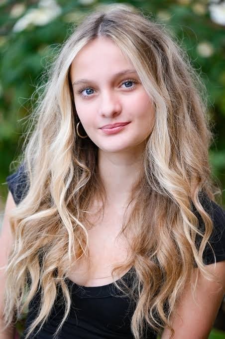 Amelie McLain backdrop