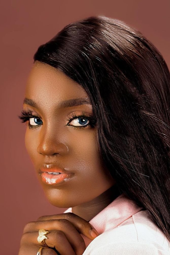 Bukunmi Oluwashina backdrop