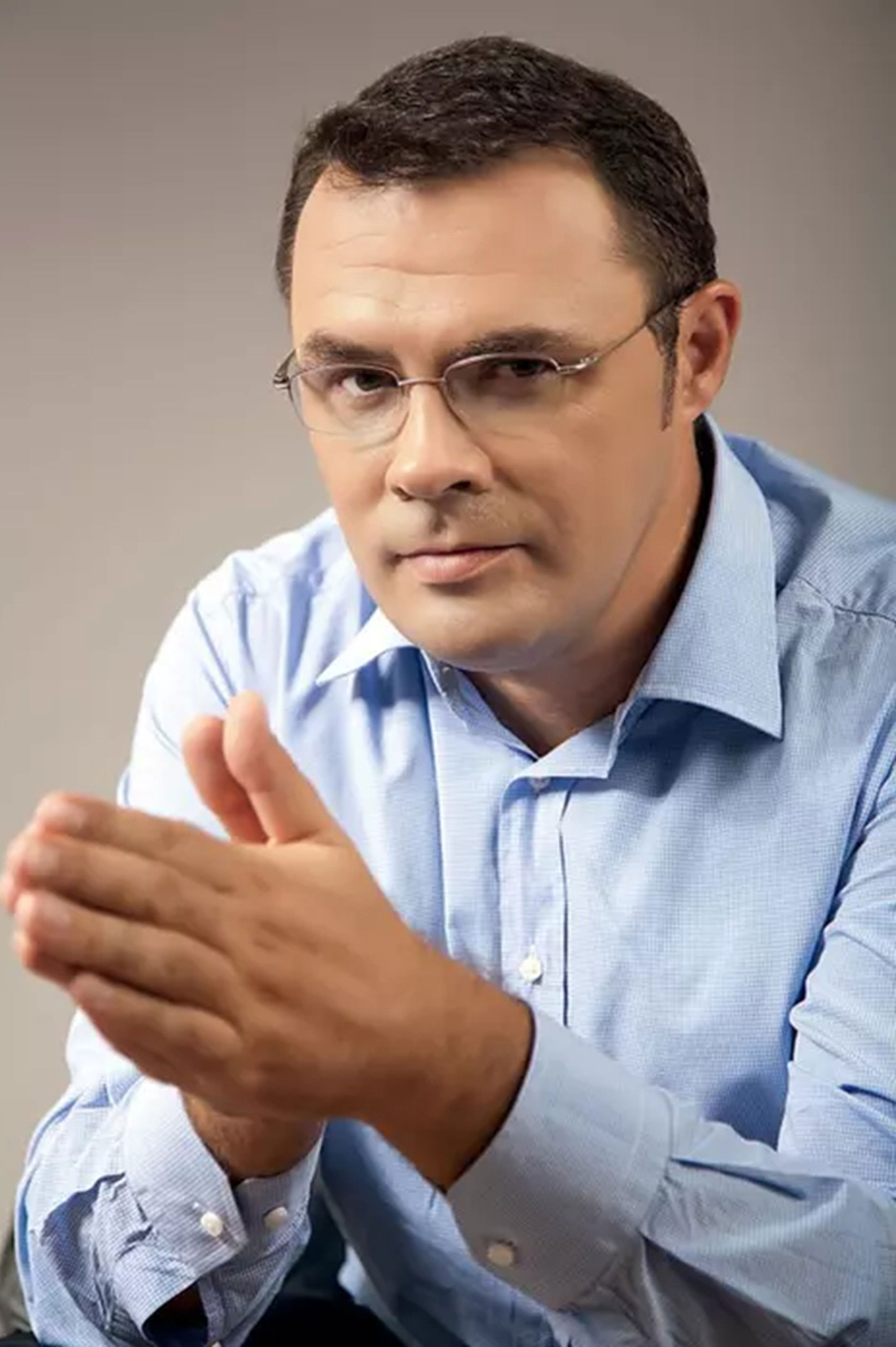 Moise Guran backdrop