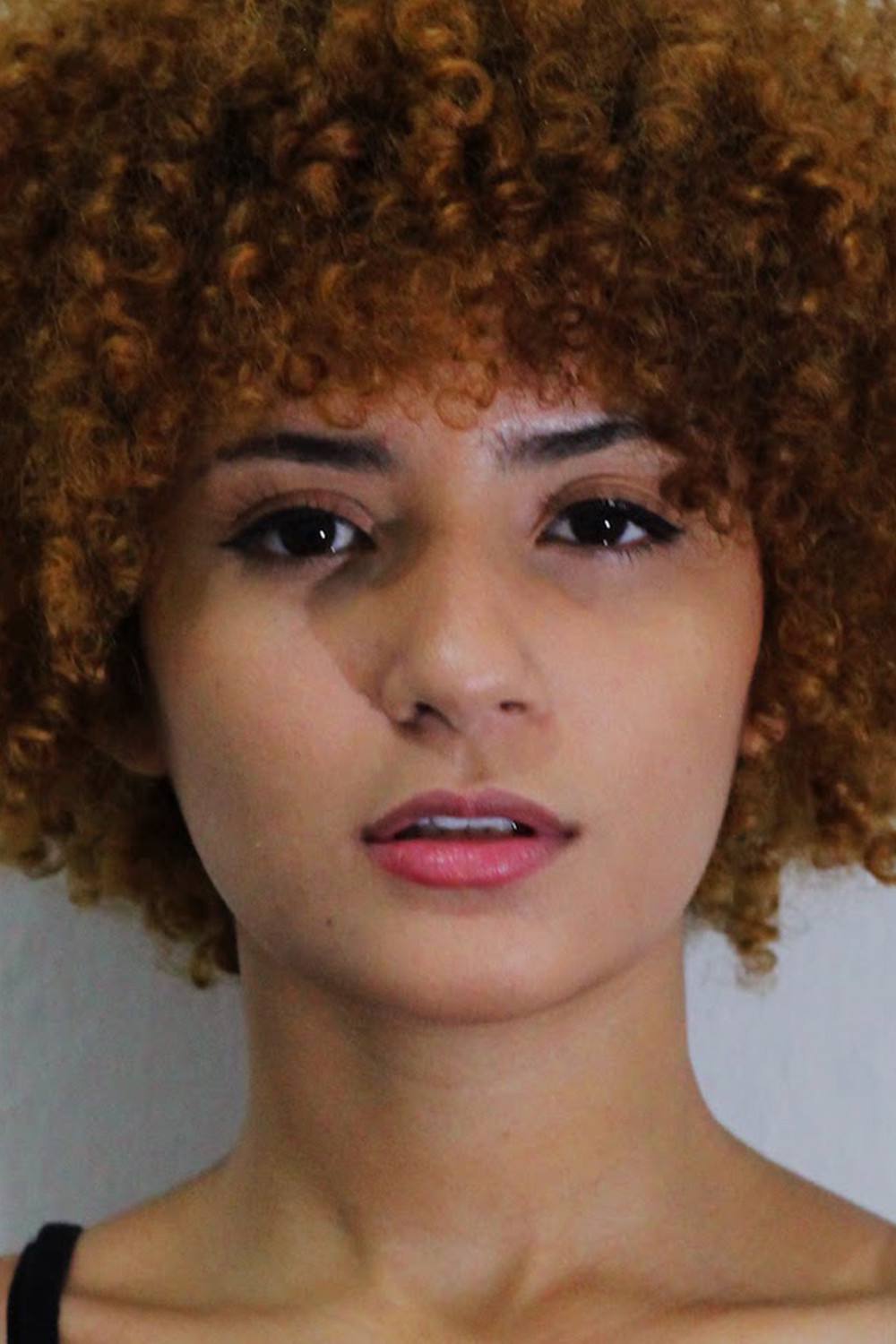 Nicoly Mota backdrop