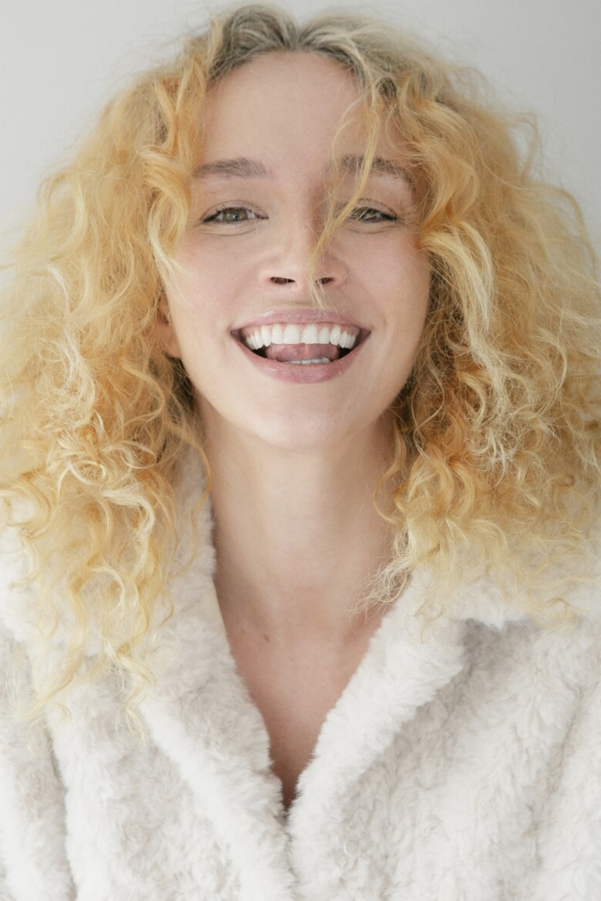 Juliana Lourenção backdrop