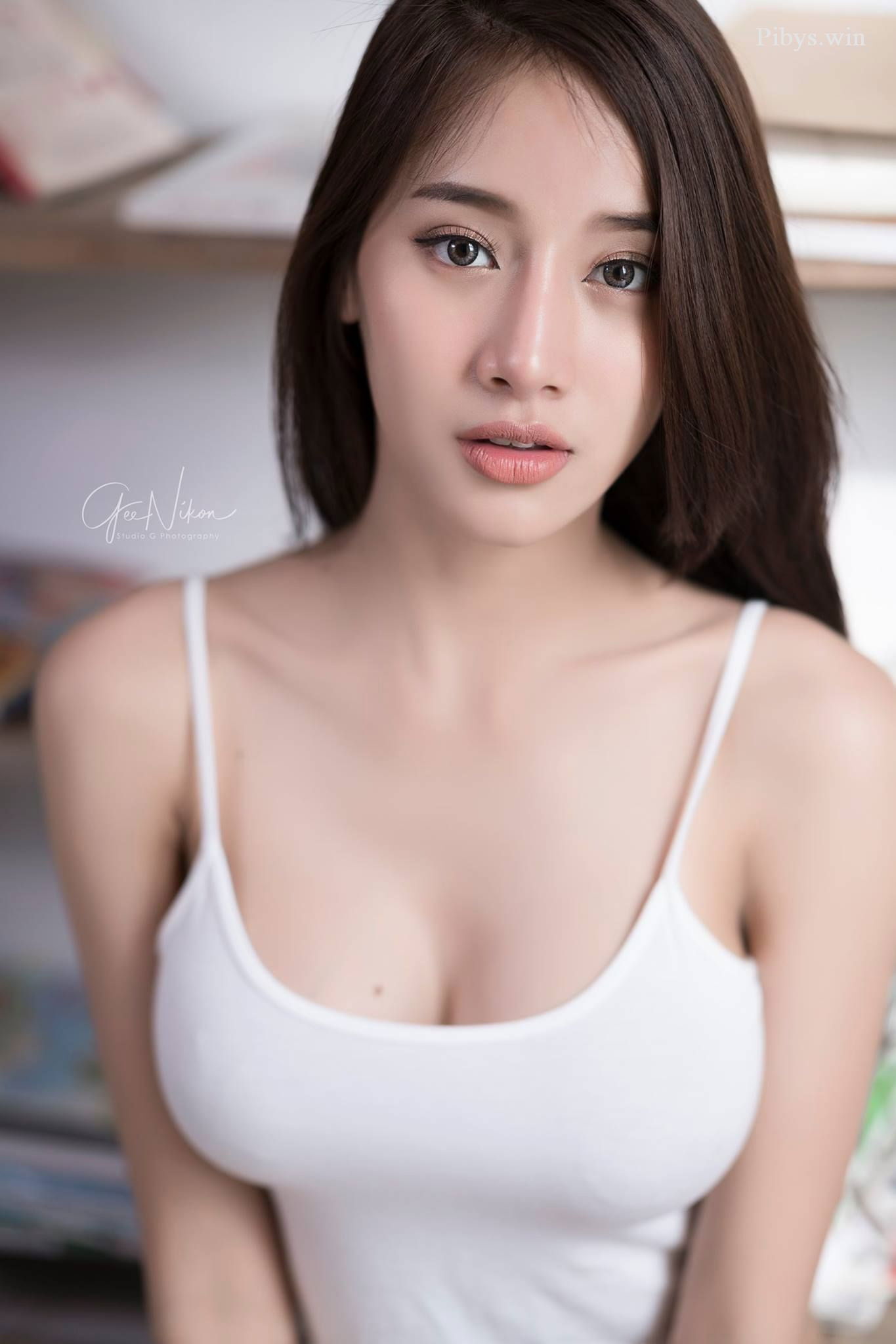 Pichana Yoosuk backdrop
