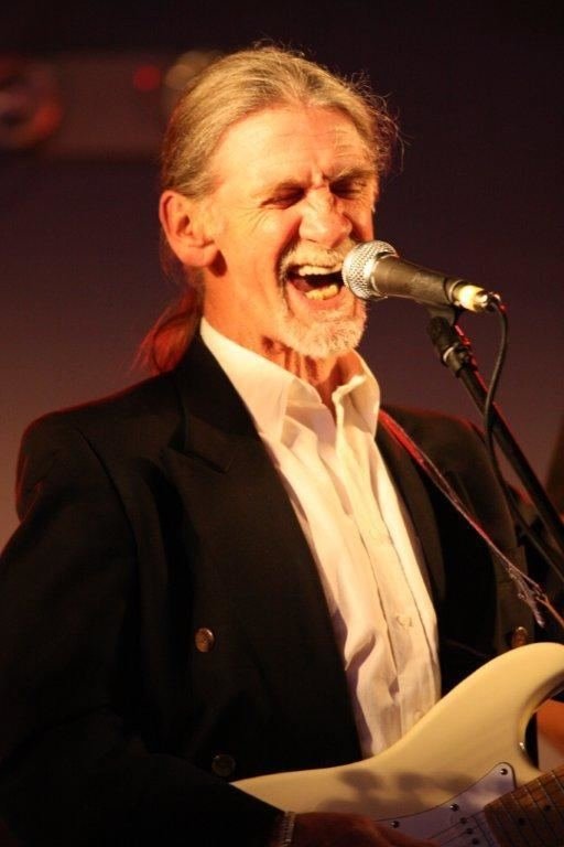 Alex Ligertwood backdrop