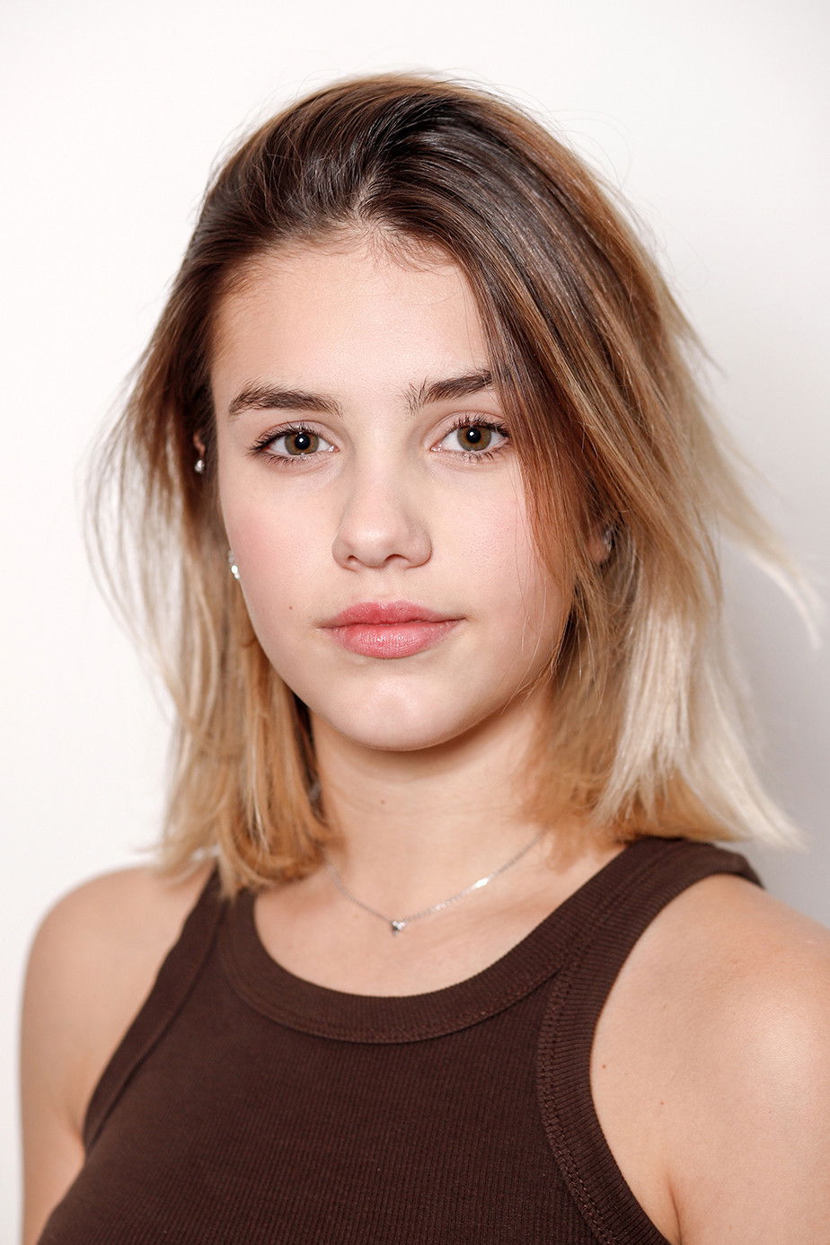 Sára Lutovská backdrop