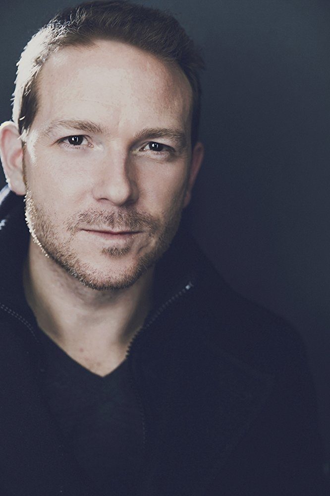 Ari Fliakos backdrop