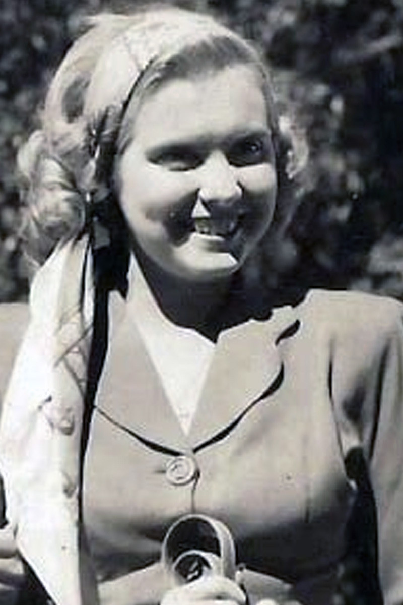 Teresa Pintos → Teresa Pintos backdrop