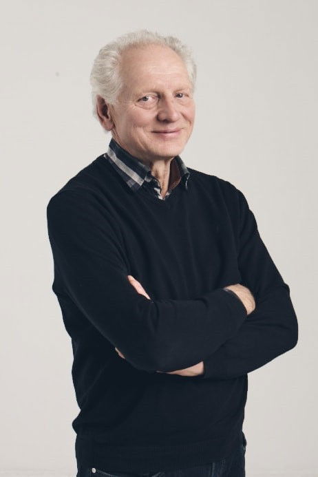 Dainis Īvāns backdrop